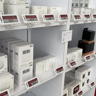 Clip vertical para etiquetas de estantes digitales para superficies planas