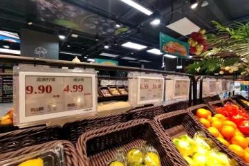 Los supermercados adoptan etiquetas de precios digitales en pantalla grande